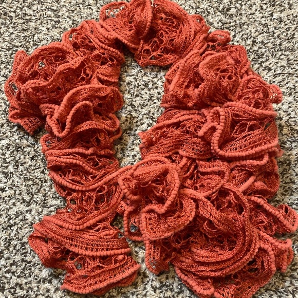 🆕 The Master’s Handicrafts Coral/Salmon Ruffle Scarf - Picture 4 of 5